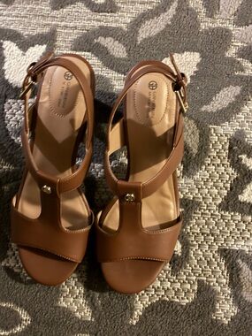 Giani Bernini Cognac Brown T-Strap Block Heel Sandals